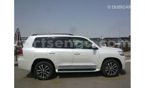 Acheter Import Voiture Toyota Land Cruiser Blanc à Import - Dubai, Hhohho Acheter Import Voiture Toyota Land Cruiser Blanc à Import - Dubai, Hhohho