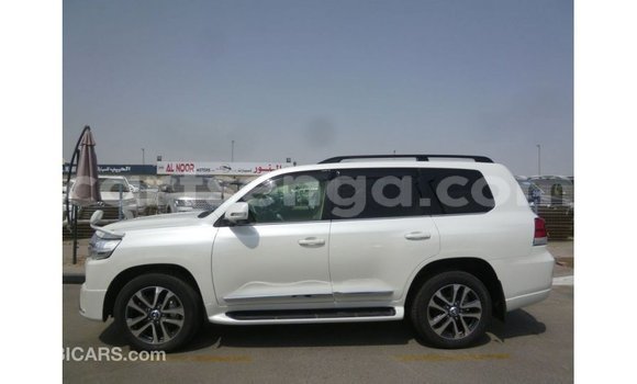 Acheter Import Voiture Toyota Land Cruiser Blanc à Import - Dubai, Hhohho Acheter Import Voiture Toyota Land Cruiser Blanc à Import - Dubai, Hhohho