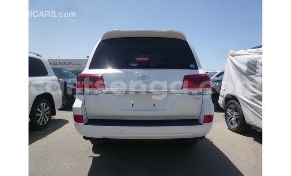 Nunua Imported Toyota Land Cruiser White Gari ndani ya Import - Dubai nchini Hhohho Nunua Imported Toyota Land Cruiser White Gari ndani ya Import - Dubai nchini Hhohho