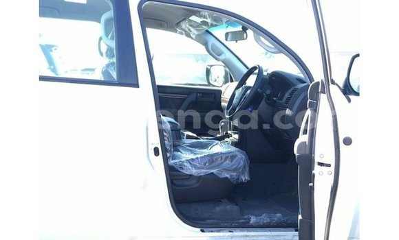 Nunua Imported Toyota Land Cruiser White Gari ndani ya Import - Dubai nchini Hhohho Nunua Imported Toyota Land Cruiser White Gari ndani ya Import - Dubai nchini Hhohho