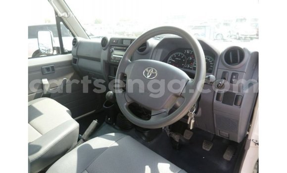 Acheter Import Voiture Toyota Land Cruiser Blanc à Import - Dubai, Hhohho Acheter Import Voiture Toyota Land Cruiser Blanc à Import - Dubai, Hhohho