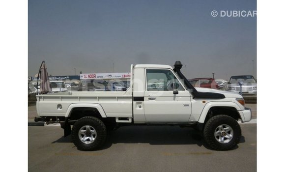 Acheter Import Voiture Toyota Land Cruiser Blanc à Import - Dubai, Hhohho Acheter Import Voiture Toyota Land Cruiser Blanc à Import - Dubai, Hhohho