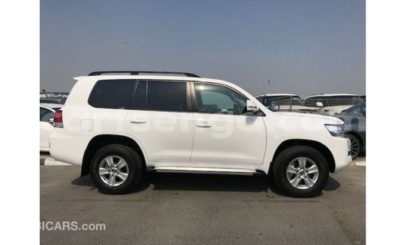 Acheter Import Voiture Toyota Land Cruiser Blanc à Import - Dubai, Hhohho Acheter Import Voiture Toyota Land Cruiser Blanc à Import - Dubai, Hhohho