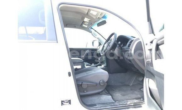 Acheter Import Voiture Toyota Land Cruiser Blanc à Import - Dubai, Hhohho Acheter Import Voiture Toyota Land Cruiser Blanc à Import - Dubai, Hhohho