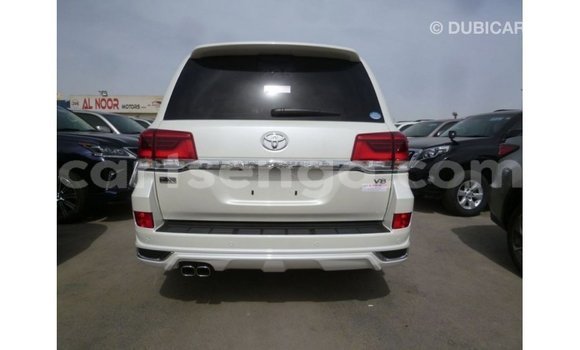 Acheter Import Voiture Toyota Land Cruiser Blanc à Import - Dubai, Hhohho Acheter Import Voiture Toyota Land Cruiser Blanc à Import - Dubai, Hhohho