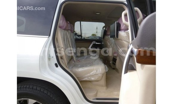Acheter Import Voiture Toyota Land Cruiser Blanc à Import - Dubai, Hhohho Acheter Import Voiture Toyota Land Cruiser Blanc à Import - Dubai, Hhohho