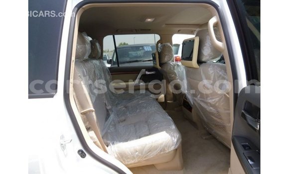 Acheter Import Voiture Toyota Land Cruiser Blanc à Import - Dubai, Hhohho Acheter Import Voiture Toyota Land Cruiser Blanc à Import - Dubai, Hhohho