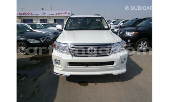Acheter Import Voiture Toyota Land Cruiser Blanc à Import - Dubai, Hhohho Acheter Import Voiture Toyota Land Cruiser Blanc à Import - Dubai, Hhohho