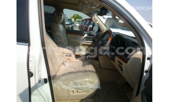 Acheter Import Voiture Toyota Land Cruiser Blanc à Import - Dubai, Hhohho Acheter Import Voiture Toyota Land Cruiser Blanc à Import - Dubai, Hhohho