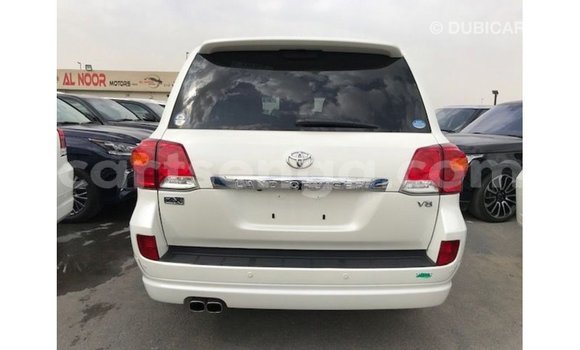 Acheter Import Voiture Toyota Land Cruiser Blanc à Import - Dubai, Hhohho Acheter Import Voiture Toyota Land Cruiser Blanc à Import - Dubai, Hhohho