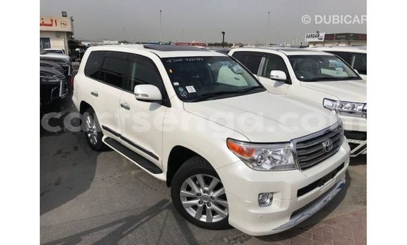 Acheter Import Voiture Toyota Land Cruiser Blanc à Import - Dubai, Hhohho Acheter Import Voiture Toyota Land Cruiser Blanc à Import - Dubai, Hhohho
