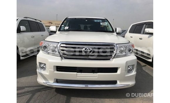 Acheter Import Voiture Toyota Land Cruiser Blanc à Import - Dubai, Hhohho Acheter Import Voiture Toyota Land Cruiser Blanc à Import - Dubai, Hhohho