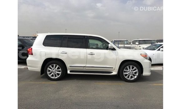 Acheter Import Voiture Toyota Land Cruiser Blanc à Import - Dubai, Hhohho Acheter Import Voiture Toyota Land Cruiser Blanc à Import - Dubai, Hhohho
