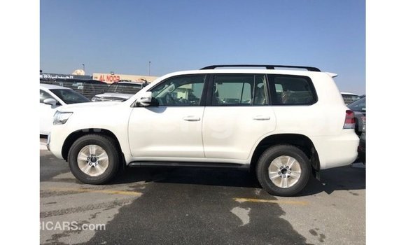 Nunua Imported Toyota Land Cruiser White Gari ndani ya Import - Dubai nchini Hhohho Nunua Imported Toyota Land Cruiser White Gari ndani ya Import - Dubai nchini Hhohho