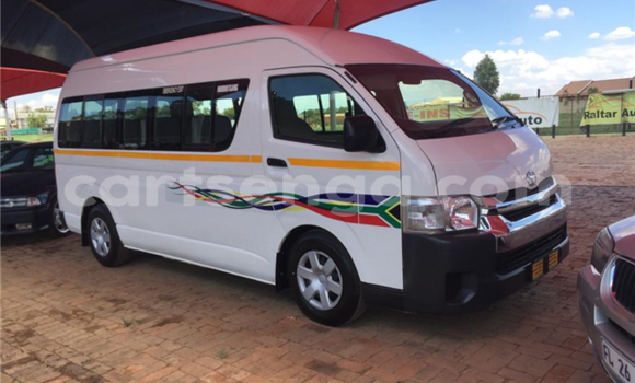 Buy Used Toyota iQ White Car in Ezulwini in Hhohho Buy Used Toyota iQ White Car in Ezulwini in Hhohho