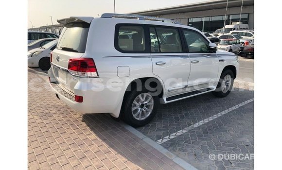 Acheter Import Voiture Toyota Land Cruiser Blanc à Import - Dubai, Hhohho Acheter Import Voiture Toyota Land Cruiser Blanc à Import - Dubai, Hhohho