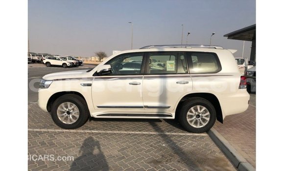 Acheter Import Voiture Toyota Land Cruiser Blanc à Import - Dubai, Hhohho Acheter Import Voiture Toyota Land Cruiser Blanc à Import - Dubai, Hhohho