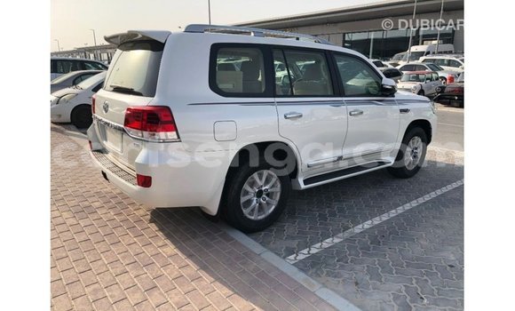 Acheter Import Voiture Toyota Land Cruiser Blanc à Import - Dubai, Hhohho Acheter Import Voiture Toyota Land Cruiser Blanc à Import - Dubai, Hhohho
