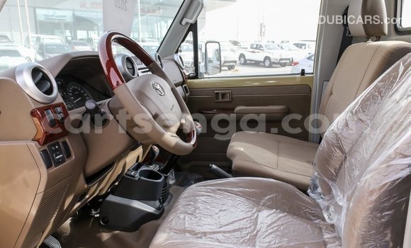 Acheter Import Voiture Toyota Land Cruiser Beige à Import - Dubai, Hhohho Acheter Import Voiture Toyota Land Cruiser Beige à Import - Dubai, Hhohho