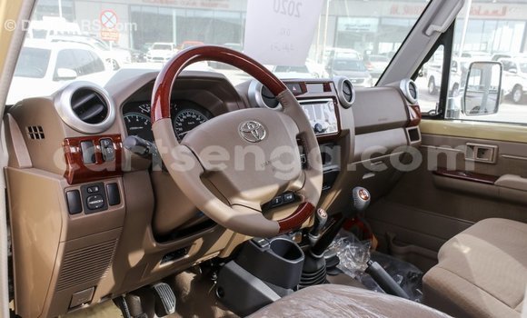 Acheter Import Voiture Toyota Land Cruiser Beige à Import - Dubai, Hhohho Acheter Import Voiture Toyota Land Cruiser Beige à Import - Dubai, Hhohho