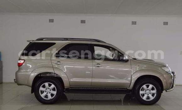 Nunua Ilio tumika Toyota Fortuner Silver Gari ndani ya Ezulwini nchini Hhohho Nunua Ilio tumika Toyota Fortuner Silver Gari ndani ya Ezulwini nchini Hhohho