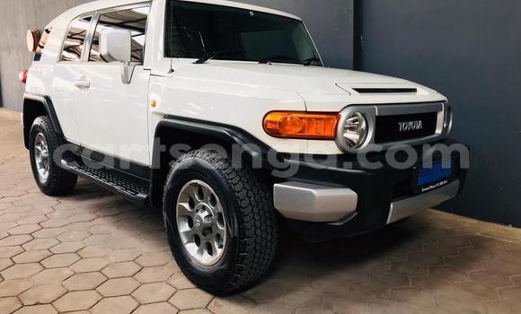 Nunua Ilio tumika Toyota FJ Cruiser White Gari ndani ya Ezulwini nchini Hhohho Nunua Ilio tumika Toyota FJ Cruiser White Gari ndani ya Ezulwini nchini Hhohho