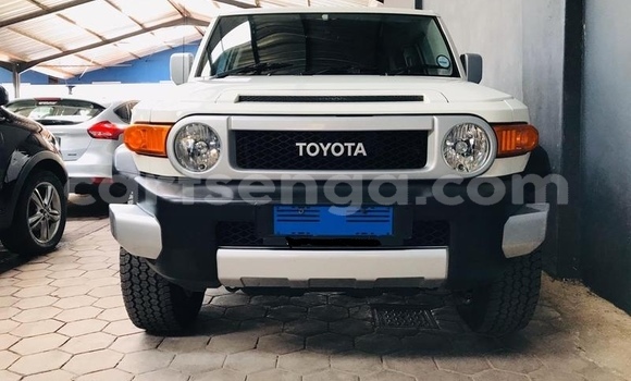 Nunua Ilio tumika Toyota FJ Cruiser White Gari ndani ya Ezulwini nchini Hhohho Nunua Ilio tumika Toyota FJ Cruiser White Gari ndani ya Ezulwini nchini Hhohho