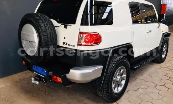 Nunua Ilio tumika Toyota FJ Cruiser White Gari ndani ya Ezulwini nchini Hhohho Nunua Ilio tumika Toyota FJ Cruiser White Gari ndani ya Ezulwini nchini Hhohho