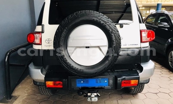 Nunua Ilio tumika Toyota FJ Cruiser White Gari ndani ya Ezulwini nchini Hhohho Nunua Ilio tumika Toyota FJ Cruiser White Gari ndani ya Ezulwini nchini Hhohho