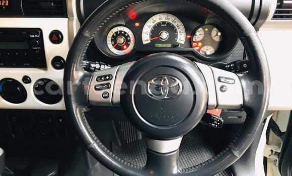 Nunua Ilio tumika Toyota FJ Cruiser White Gari ndani ya Ezulwini nchini Hhohho Nunua Ilio tumika Toyota FJ Cruiser White Gari ndani ya Ezulwini nchini Hhohho