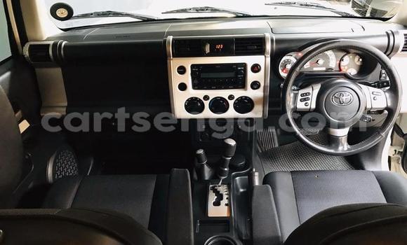 Nunua Ilio tumika Toyota FJ Cruiser White Gari ndani ya Ezulwini nchini Hhohho Nunua Ilio tumika Toyota FJ Cruiser White Gari ndani ya Ezulwini nchini Hhohho