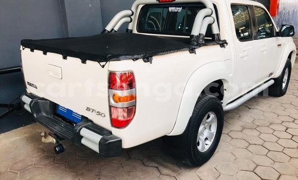 Nunua Ilio tumika Mazda BT-50 White Gari ndani ya Ezulwini nchini Hhohho Nunua Ilio tumika Mazda BT-50 White Gari ndani ya Ezulwini nchini Hhohho