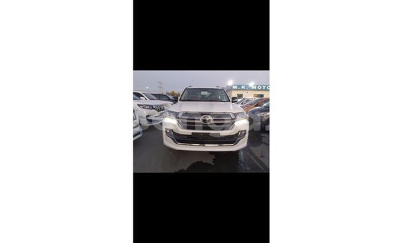 Buy Import Toyota Land Cruiser White Car in Import - Dubai in Hhohho Buy Import Toyota Land Cruiser White Car in Import - Dubai in Hhohho