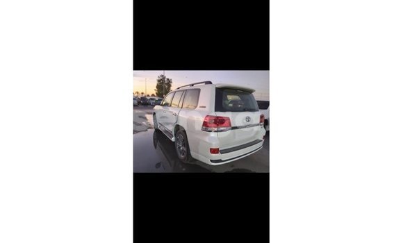 Buy Import Toyota Land Cruiser White Car in Import - Dubai in Hhohho Buy Import Toyota Land Cruiser White Car in Import - Dubai in Hhohho
