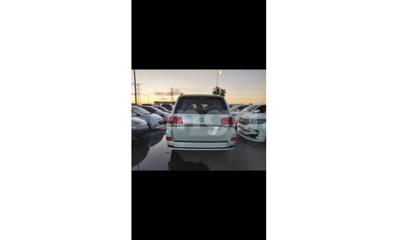 Buy Import Toyota Land Cruiser White Car in Import - Dubai in Hhohho Buy Import Toyota Land Cruiser White Car in Import - Dubai in Hhohho