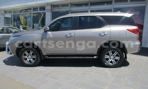 Nunua Ilio tumika Toyota Fortuner Beige Gari ndani ya Ezulwini nchini Hhohho Nunua Ilio tumika Toyota Fortuner Beige Gari ndani ya Ezulwini nchini Hhohho