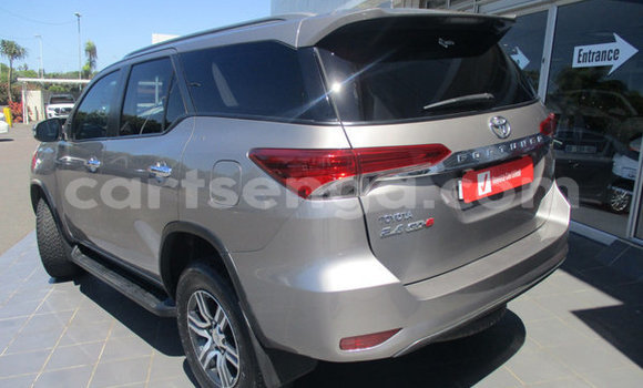 Nunua Ilio tumika Toyota Fortuner Beige Gari ndani ya Ezulwini nchini Hhohho Nunua Ilio tumika Toyota Fortuner Beige Gari ndani ya Ezulwini nchini Hhohho