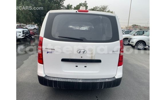 Nunua Imported Hyundai Cargo White Gari ndani ya Import - Dubai nchini Hhohho Nunua Imported Hyundai Cargo White Gari ndani ya Import - Dubai nchini Hhohho