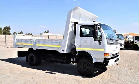 Nunua Ilio tumika Nissan UD White Lori ndani ya Ezulwini nchini Hhohho Nunua Ilio tumika Nissan UD White Lori ndani ya Ezulwini nchini Hhohho