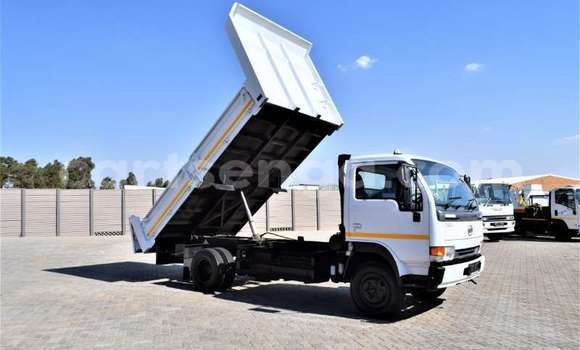 Nunua Ilio tumika Nissan UD White Lori ndani ya Ezulwini nchini Hhohho Nunua Ilio tumika Nissan UD White Lori ndani ya Ezulwini nchini Hhohho