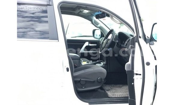 Nunua Imported Toyota Land Cruiser White Gari ndani ya Import - Dubai nchini Hhohho Nunua Imported Toyota Land Cruiser White Gari ndani ya Import - Dubai nchini Hhohho