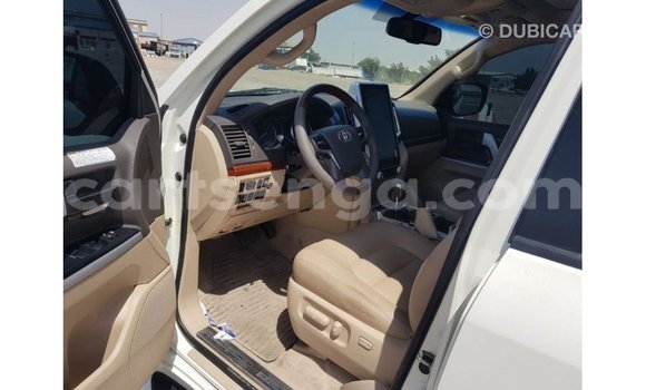 Buy Import Toyota Land Cruiser White Car in Import - Dubai in Hhohho Buy Import Toyota Land Cruiser White Car in Import - Dubai in Hhohho
