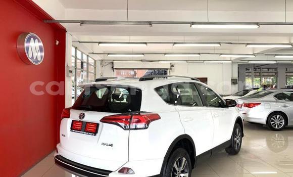 Nunua Ilio tumika Toyota RAV4 White Gari ndani ya Mbabane nchini Manzini Nunua Ilio tumika Toyota RAV4 White Gari ndani ya Mbabane nchini Manzini