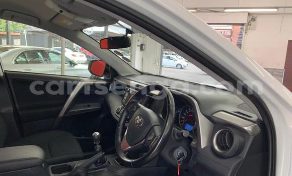 Nunua Ilio tumika Toyota RAV4 White Gari ndani ya Mbabane nchini Manzini Nunua Ilio tumika Toyota RAV4 White Gari ndani ya Mbabane nchini Manzini