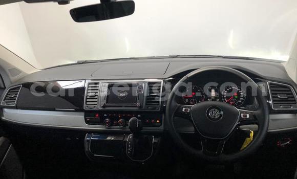 Nunua Ilio tumika Volkswagen Caravelle White Gari ndani ya Ezulwini nchini Hhohho Nunua Ilio tumika Volkswagen Caravelle White Gari ndani ya Ezulwini nchini Hhohho