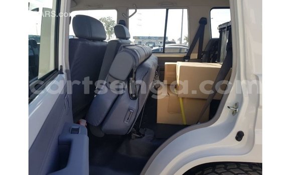 Nunua Imported Toyota Land Cruiser White Gari ndani ya Import - Dubai nchini Hhohho Nunua Imported Toyota Land Cruiser White Gari ndani ya Import - Dubai nchini Hhohho