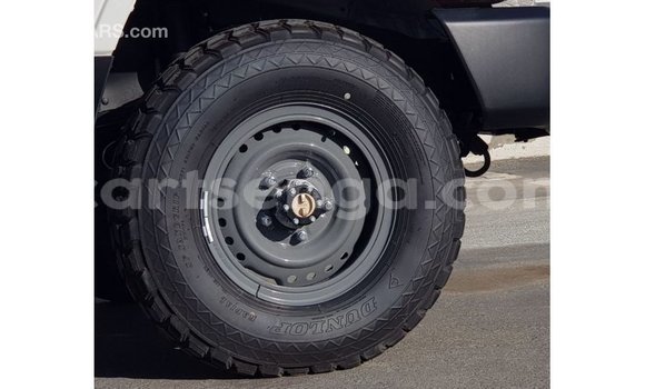 Nunua Imported Toyota Land Cruiser White Gari ndani ya Import - Dubai nchini Hhohho Nunua Imported Toyota Land Cruiser White Gari ndani ya Import - Dubai nchini Hhohho