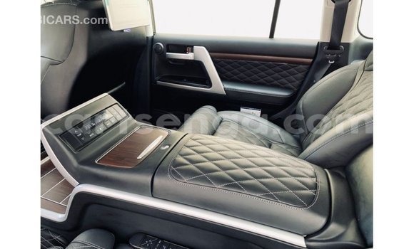 Nunua Imported Toyota Land Cruiser Black Gari ndani ya Import - Dubai nchini Hhohho Nunua Imported Toyota Land Cruiser Black Gari ndani ya Import - Dubai nchini Hhohho