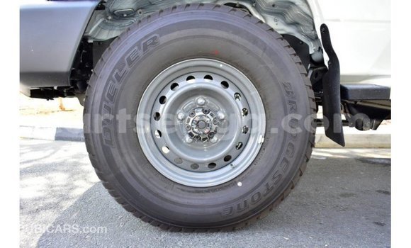 Buy Import Toyota Land Cruiser White Car in Import - Dubai in Hhohho Buy Import Toyota Land Cruiser White Car in Import - Dubai in Hhohho