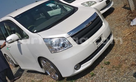 Nunua Ilio tumika Toyota Noah White Gari ndani ya Nhlangano nchini Wilaya ya Shiselweni Nunua Ilio tumika Toyota Noah White Gari ndani ya Nhlangano nchini Wilaya ya Shiselweni